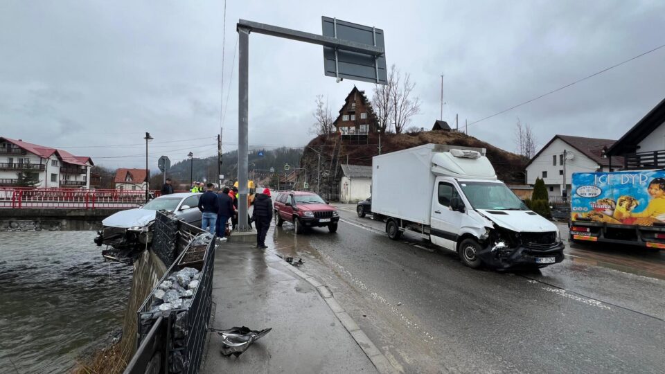 O femeie a fost la câțiva centimetri de a se răsturnat cu mașina în râul Bistrița, după un accident petrecut la Cârlibaba