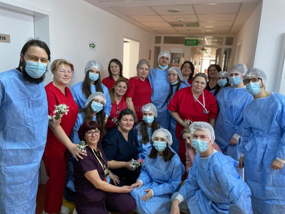 Tinerii ATOS au dăruit ghiocei și mărțișoare mămicilor de la Spitalul Județean de Urgență „Sfântul Ioan cel Nou” Suceava