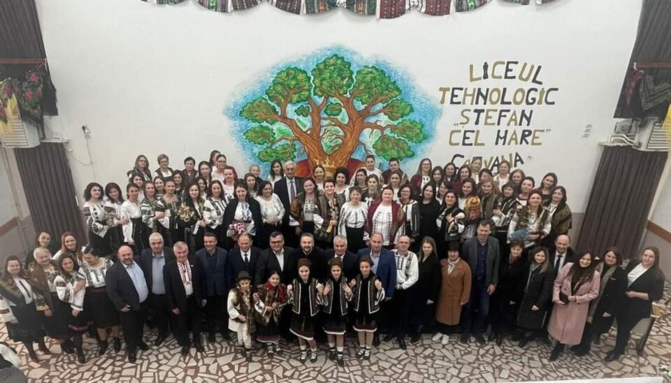 Conservarea dansului și portului popular, la Simpozionul „Armonie prin joc și cânt, port și cuvânt”, desfășurat la Cajvana