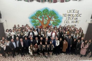 Conservarea dansului și portului popular, la Simpozionul „Armonie prin joc și cânt, port și cuvânt”, desfășurat la Cajvana