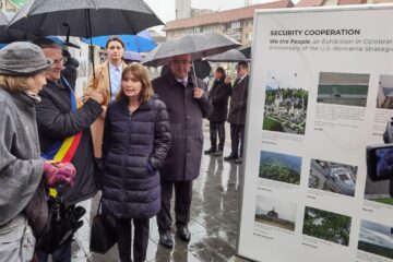 Ambasadoarea SUA, Kathleen Kavalec, prezentă în centrul Sucevei la vernisajul expoziției ”Noi, poporul”