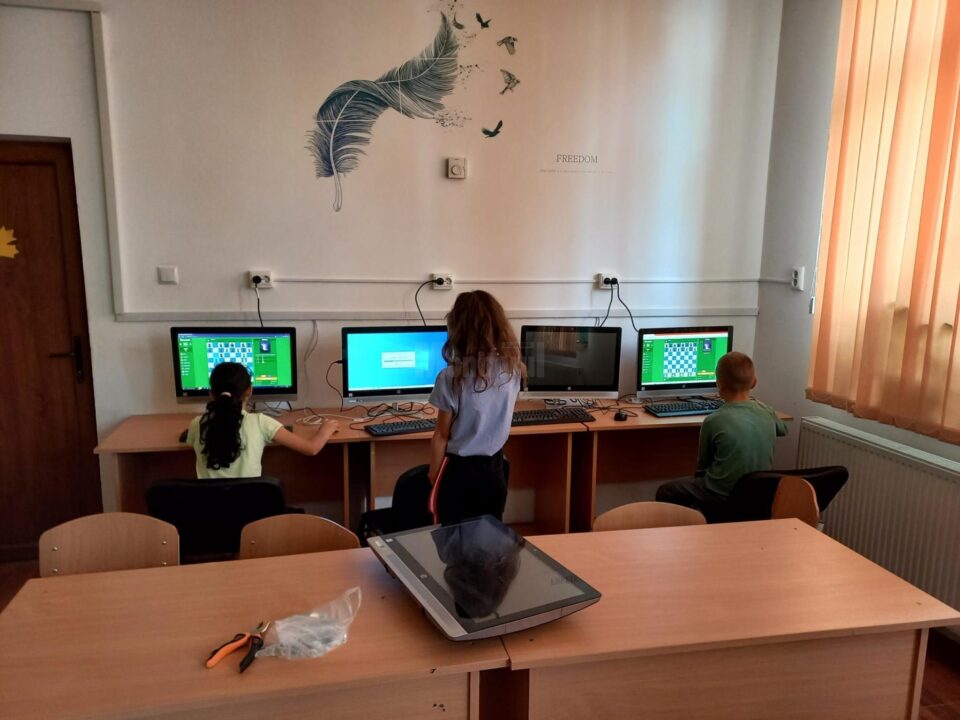 20 de copii și tineri din sistemul de protecție vor primi calculatoare din partea Fundației Te Aud România