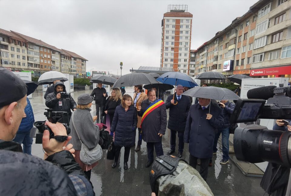 Ambasadoarea SUA, Kathleen Kavalec, prezentă în centrul Sucevei la vernisajul expoziției ”Noi, poporul”