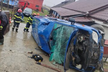 A derapat din cauza ploii și microbuzul s-a răsturnat într-o curte. Au rezultat șase răniți