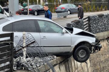 O femeie a fost la câțiva centimetri de a se răsturna cu mașina în râul Bistrița, după un accident petrecut la Cârlibaba