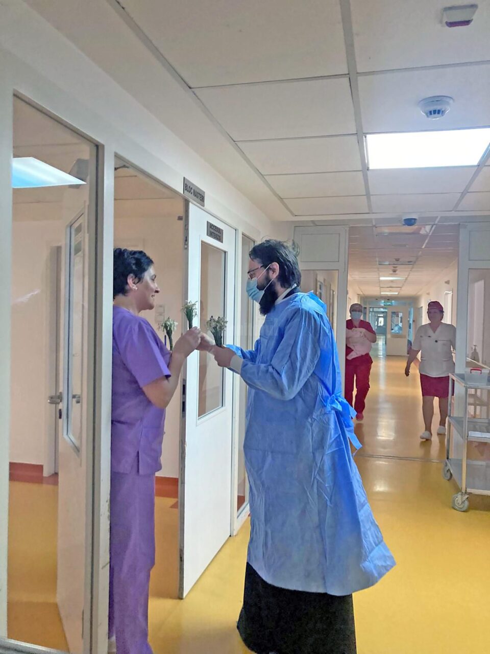 Tinerii ATOS au dăruit ghiocei și mărțișoare mămicilor de la Spitalul Județean de Urgență „Sfântul Ioan cel Nou” Suceava