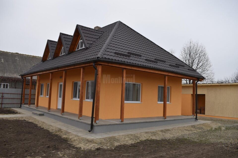 Casa construită este mobilată coplet și are toate dotările necesare, fiind racordată și la utilități