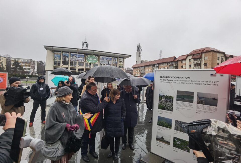 Ambasadoarea SUA, Kathleen Kavalec, prezentă în centrul Sucevei la vernisajul expoziției ”Noi, poporul”