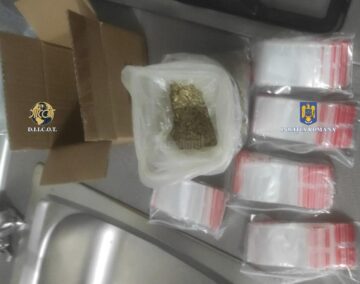 Droguri vândute cu 150-200 de lei gramul în Suceava. 21 de persoane reținute de procurorii antimafia