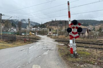 Trecerea la nivel cu bariere de la Iacobeni la care a fost prins șoferul pe cât de beat pe atât de inconștient