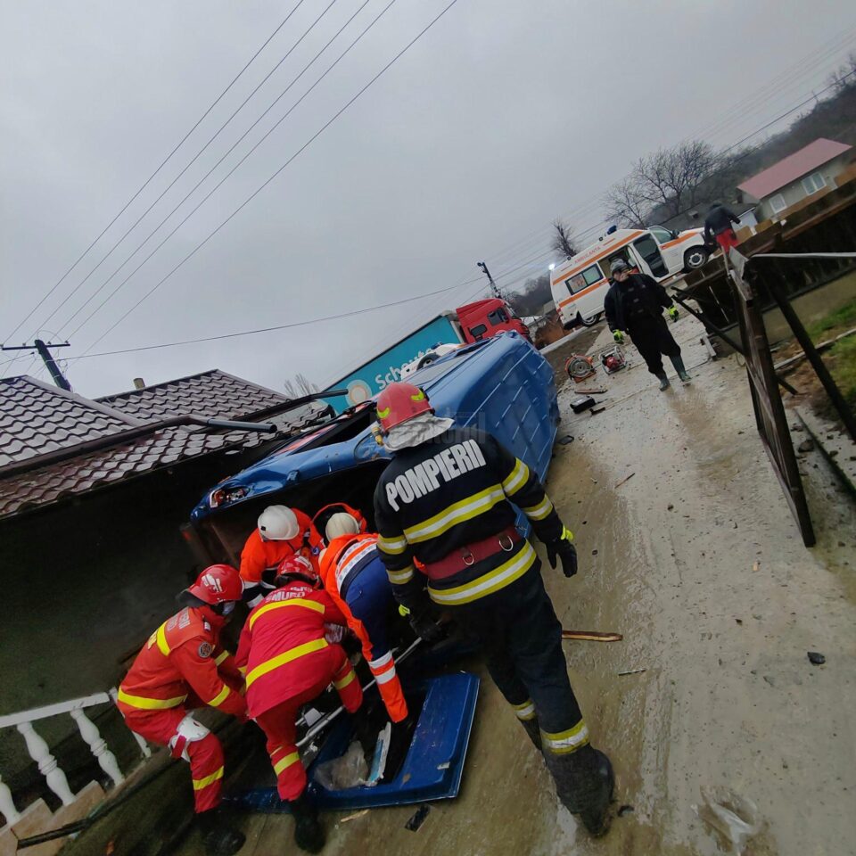 A derapat din cauza ploii și microbuzul s-a răsturnat într-o curte. Au rezultat șase răniți