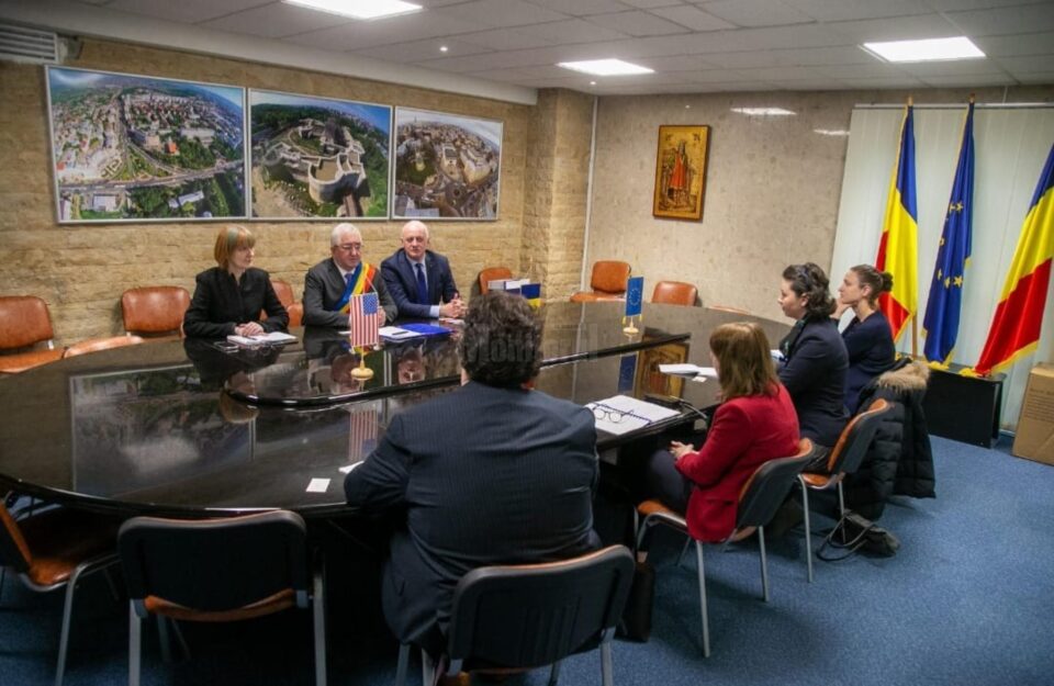 Excelența sa Kathleen Ann Kavalek, ambasador al SUA, a vizitat miercuri, 13 martie, Primăria Municipiului Suceava, având discuții de peste o oră cu primarul Ion Lungu