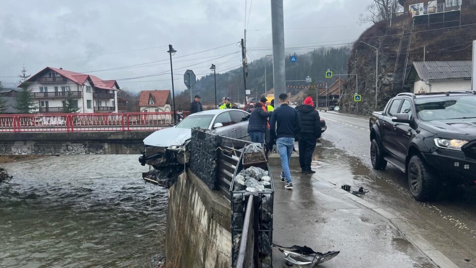O femeie a fost la câțiva centimetri de a se răsturna cu mașina în râul Bistrița, după un accident petrecut la Cârlibaba