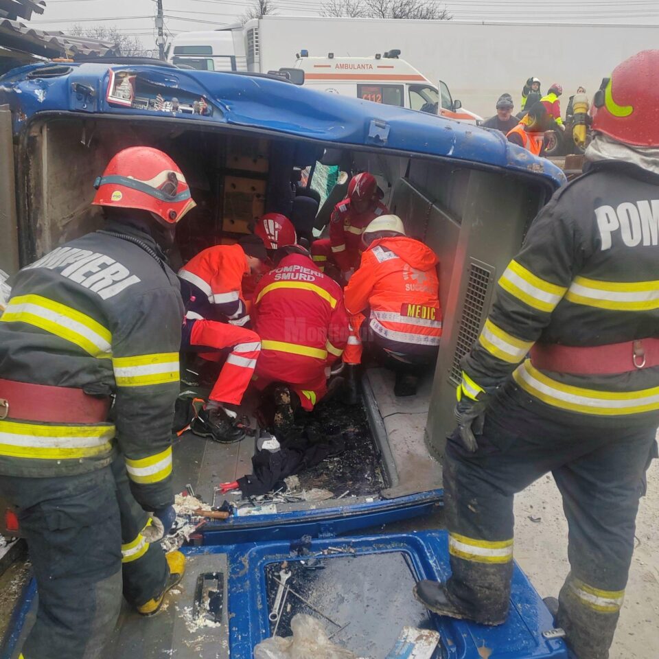 A derapat din cauza ploii și microbuzul s-a răsturnat într-o curte. Au rezultat șase răniți