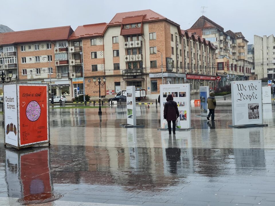 Expoziția ”Noi, poporul We the People” rămâne disponibilă pentru vizionare pe Esplanada Casei de Cultură Suceava, în perioada 13 martie – 10 aprilie 2024
