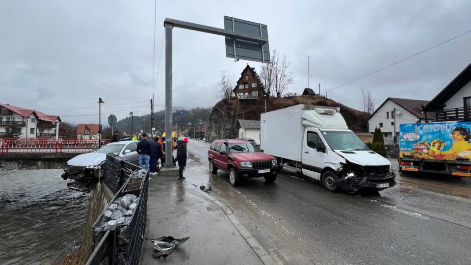 O femeie a fost la câțiva centimetri de a se răsturna cu mașina în râul Bistrița, după un accident petrecut la Cârlibaba