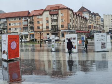 Expoziția ”Noi, poporul We the People” rămâne disponibilă pentru vizionare pe Esplanada Casei de Cultură Suceava, în perioada 13 martie – 10 aprilie 2024