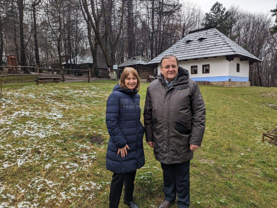 Ambasadorul SUA în România, Kathleen Kavalec, și președintele CJ Suceava, Gheorghe Flutur, au vizitat Muzeului Satului Bucovinean și Cetatea de Scaun Ambasadorul SUA în România, Kathleen Kavalec, și președintele CJ Suceava, Gheorghe Flutur, au vizitat Muzeului Satului Bucovinean și Cetatea de Scaun
