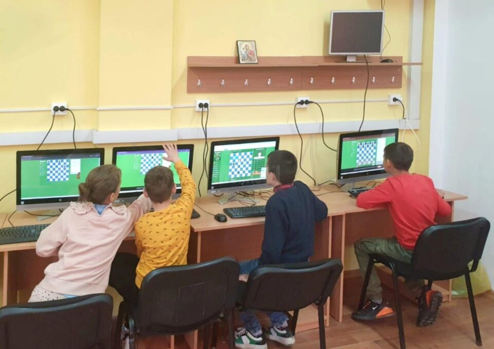 20 de copii și tineri din sistemul de protecție vor primi calculatoare din partea Fundației Te Aud România 20 de copii și tineri din sistemul de protecție vor primi calculatoare din partea Fundației Te Aud România