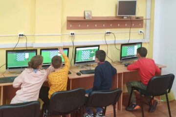20 de copii și tineri din sistemul de protecție vor primi calculatoare din partea Fundației Te Aud România