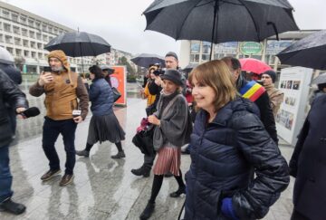 Ambasadoarea SUA, Kathleen Kavalec, prezentă în centrul Sucevei la vernisajul expoziției ”Noi, poporul”