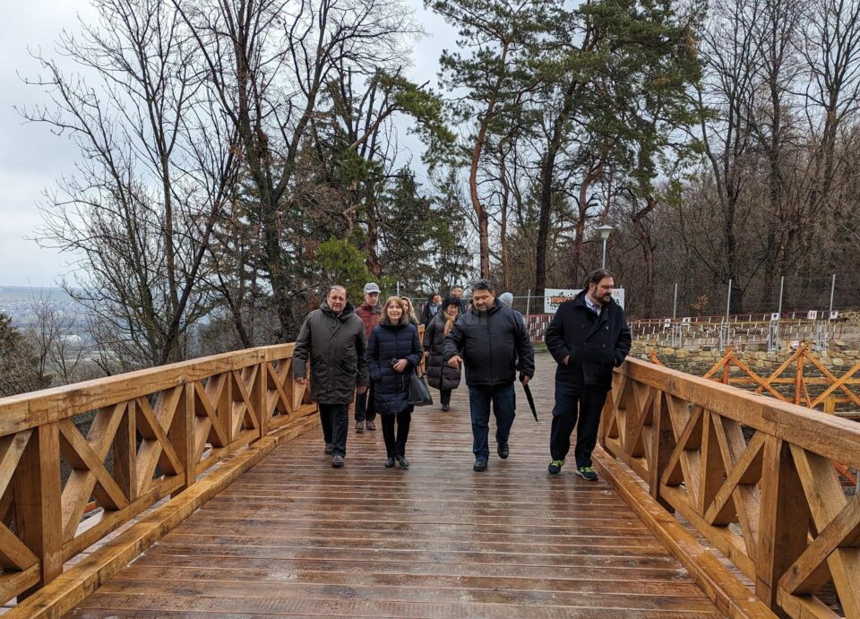 Ambasadorul SUA în România, Kathleen Kavalec și președintele CJ Suceava, Gheorghe Flutur au vizitat Muzeului Satului Bucovinean și Cetatea de Scaun