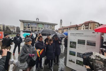 Ambasadoarea SUA, Kathleen Kavalec, prezentă în centrul Sucevei la vernisajul expoziției ”Noi, poporul”