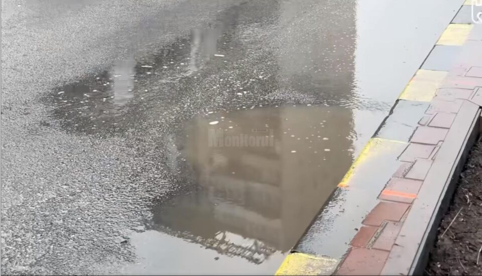 ACET a primit un avertisment public că va fi amendat „ori de câte ori este nevoie” dacă nu rezolva problema apei de ploaie care băltește pe asfalt în zona gurilor de canal
