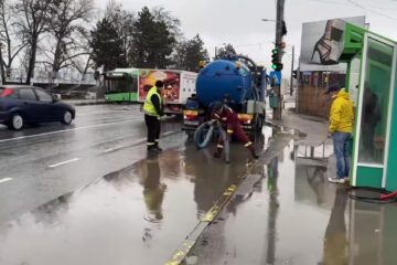 ACET a primit un avertisment public că va fi amendat „ori de câte ori este nevoie” dacă nu rezolva problema apei de ploaie care băltește pe asfalt în zona gurilor de canal