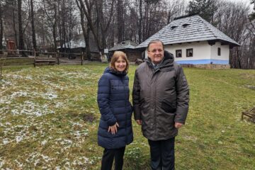 Ambasadorul SUA în România, Kathleen Kavalec, și președintele CJ Suceava, Gheorghe Flutur, au vizitat Muzeul Satului Bucovinean și Cetatea de Scaun