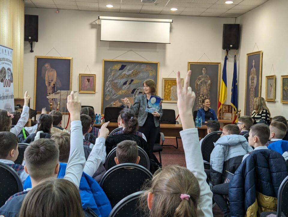 Elevi de la Școala Gimnazială Nr.1 Suceava, la povești cu ambasadorul SUA