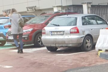 Adrian Arămescu a parcat, din nou, pe unul din cele două locuri destinate persoanelor cu handicap