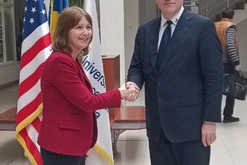 Ambasadoarea Kathleen Kavalec împreună cu rectorul USV, Mihai Dimian