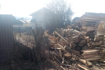 Deșeuri din lemn peste gardurile proprietăților