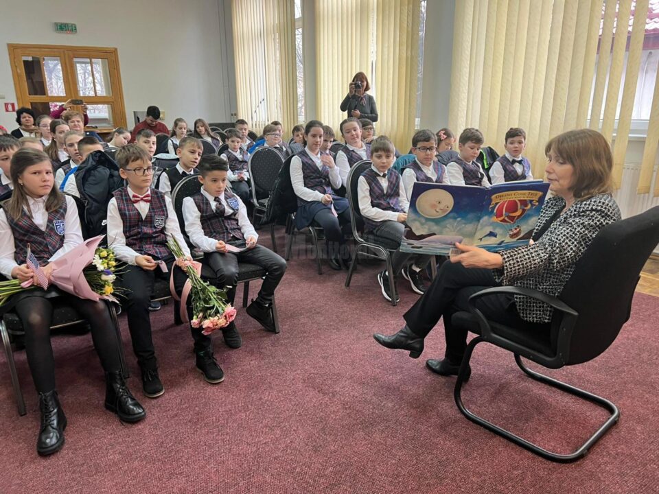 Elevi de la Școala Gimnazială Nr.1 Suceava, la povești cu ambasadorul SUA