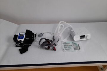 Poligraf (în stânga) și aparatul pentru terapie CPAP (în dreapta)