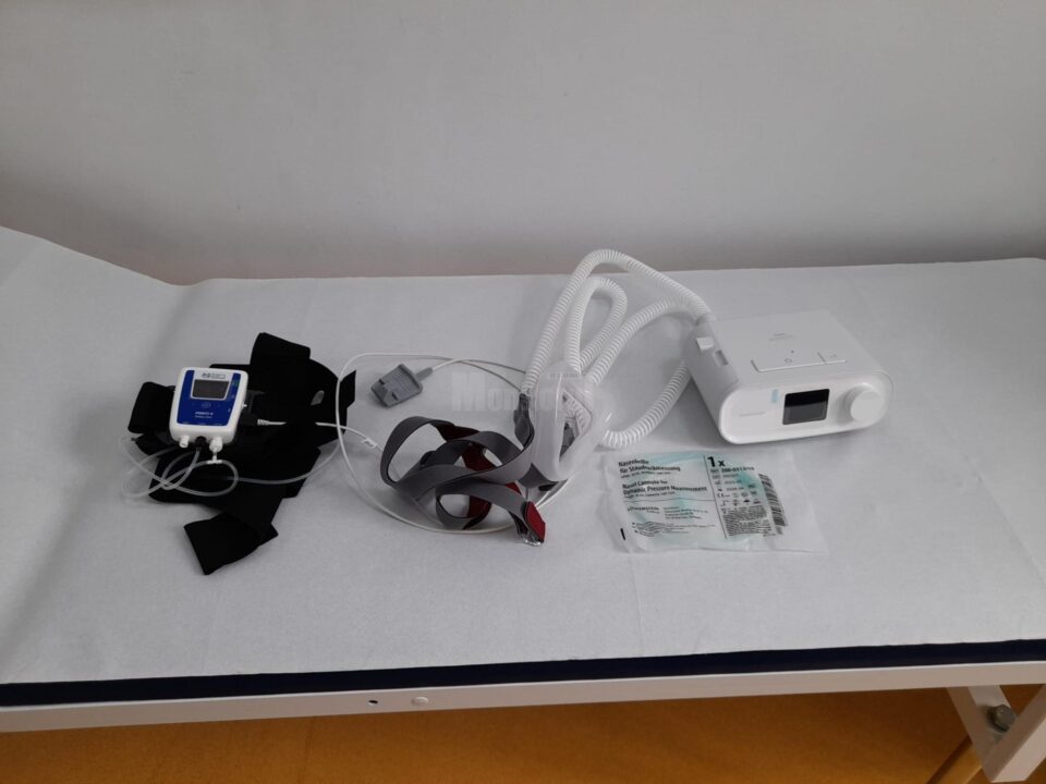 Poligraf (în stânga) și aparatul pentru terapie CPAP (în dreapta)