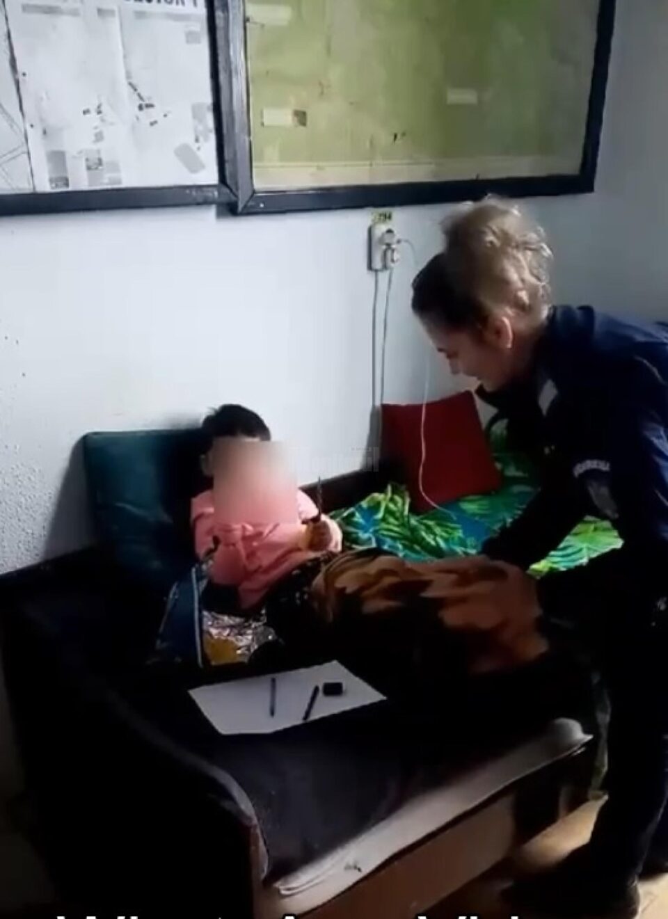 Jandarmii l-au luat pe micuț la sediul Detașamentului Rădăuți, unde l-au învelit cu o pătură și i-au oferit de mâncare