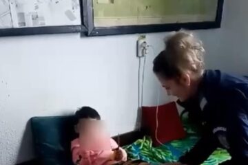 Jandarmii l-au luat pe micuț la sediul Detașamentului Rădăuți, unde l-au învelit cu o pătură și i-au oferit de mâncare
