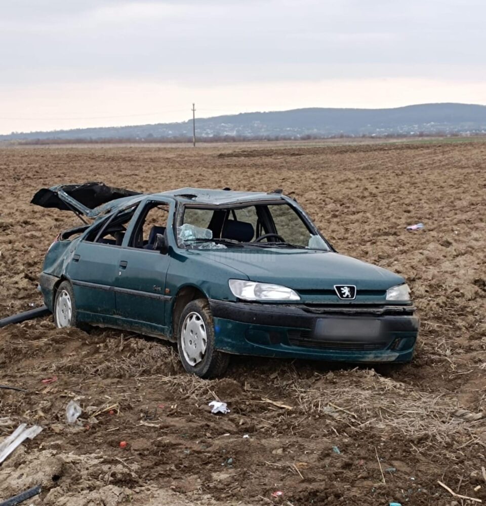 Șoferul nu a mai putut stăpâni mașina care a zburat efectiv pe un ogor