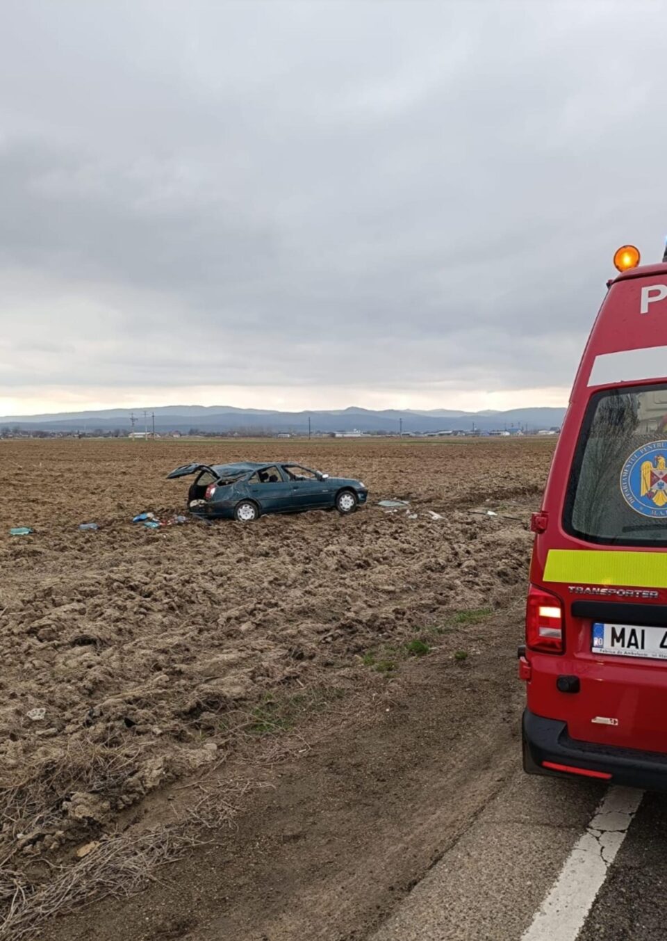 Șoferul nu a mai putut stăpâni mașina care a zburat efectiv pe un ogor