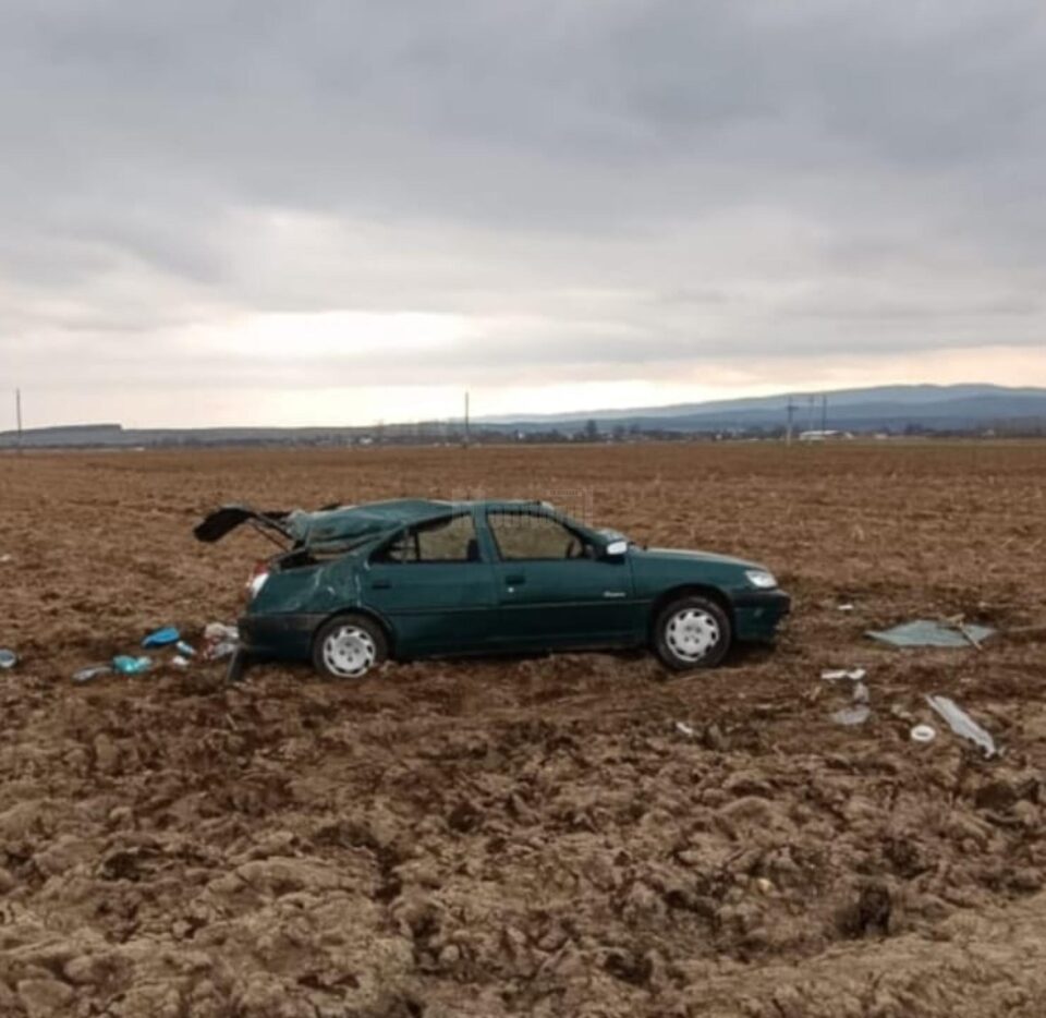 Șoferul nu a mai putut stăpâni mașina care a zburat efectiv pe un ogor