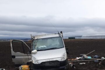 Trei persoane au ajuns la spital după ce o camionetă a ajuns pe ogor, la Cumpărătura