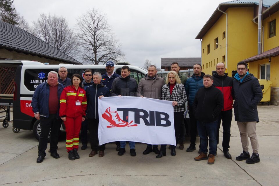 Primarul Radu Reziuc alături de membrii Asociației Trib la primirea ambulanței achiziționate din donațiile de la Maratonul Dragomirnei și ale unor familii și oameni de afaceri din comună