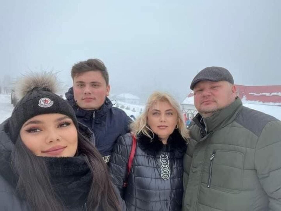 Candidatul PNL pentru Primăria Mitocu Dragomirnei, Radu Aurelian Airoaie, alături de familia sa
