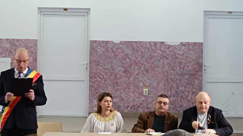 „Mașina cu poeți” a ajuns în „satul cu oameni frumoși”