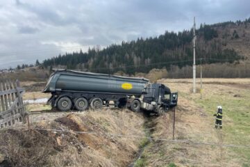 Șoferul de 46 de ani ar fi făcut infarct în cazul autocamionului scăpat de sub control pe drumul Suceava – Cluj