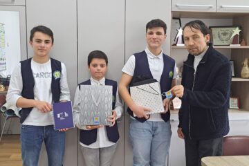 Claudiu Pavăl, Sebastian Hrițcu (calificat) și Darius Lupașcu (calificat), alături de prof. Romeo Bolohan
