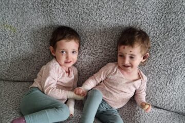 Gemenele Ana Elena și Aura Maria, care suferă de o boală genetică rară, au nevoie de 20.000 de euro pentru ameliorarea suferinței