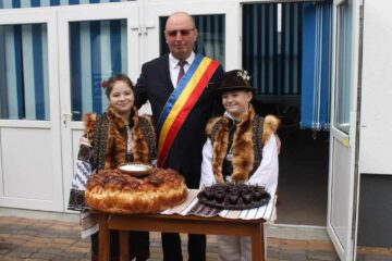 „Mașina cu poeți” a ajuns în „satul cu oameni frumoși”
